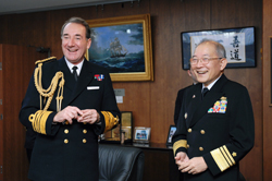     Admiral Zambellas was welcomed by Vice Admiral Izuru Fukumoto, President of the JMSDF Staff College, and they exchanged their opinions with other staff of staff college.     After discussion, Admiral Zambellas delivered a lecture to all students and staff in an auditorium. In his lecture, he mentioned that Japan and the UK are keeping a close relationship with the same ambition as natural “a priori” partners under the current international situation and security environment.